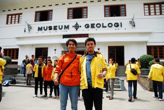 Mahasiswa geologi di museum geologi bandung