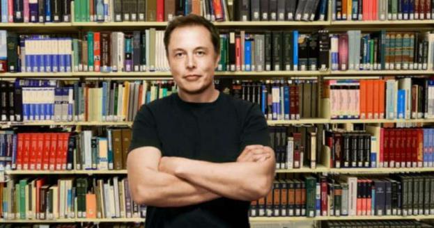 Elon Musk didepan rak buku