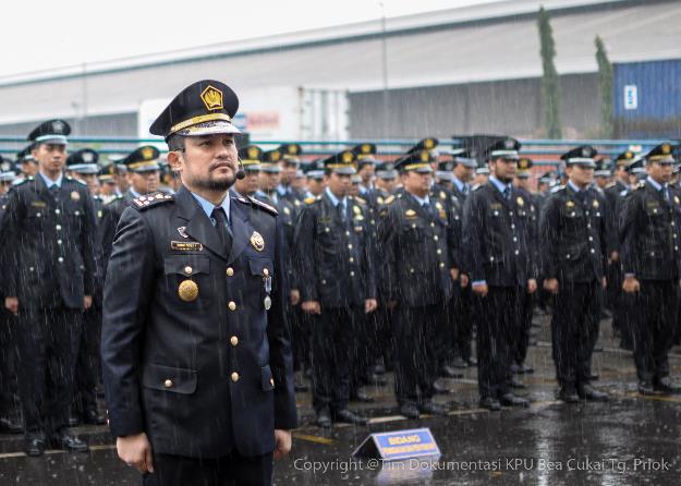 PNS baju hitam kehujanan berdiri