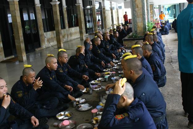 Perploncoan bea cukai botak pisang di kepala makan