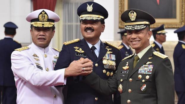 Jenderal TNI berjabat tangan