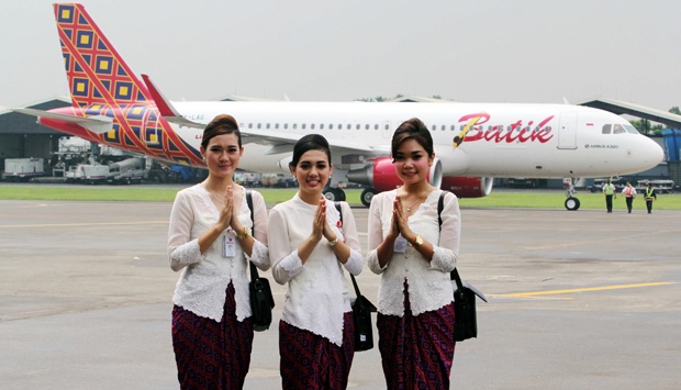 Pramugari Batik Air didepan pesawat batik