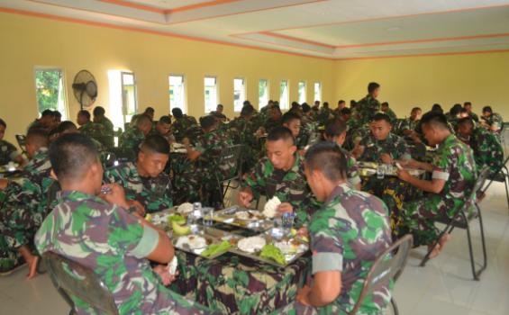 Makan siang TNI