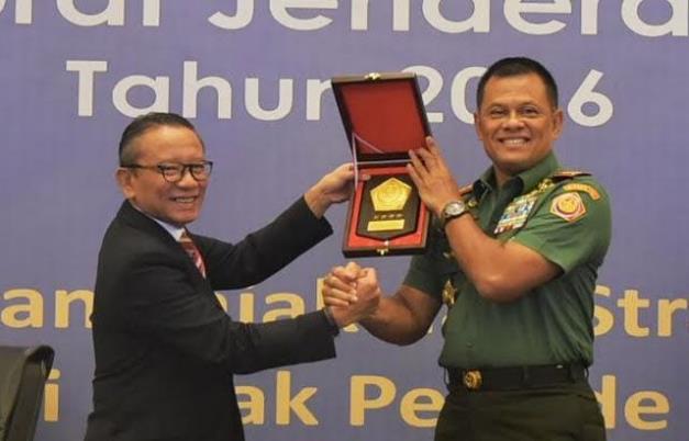 TNI tersenyum sambil jabat tangan