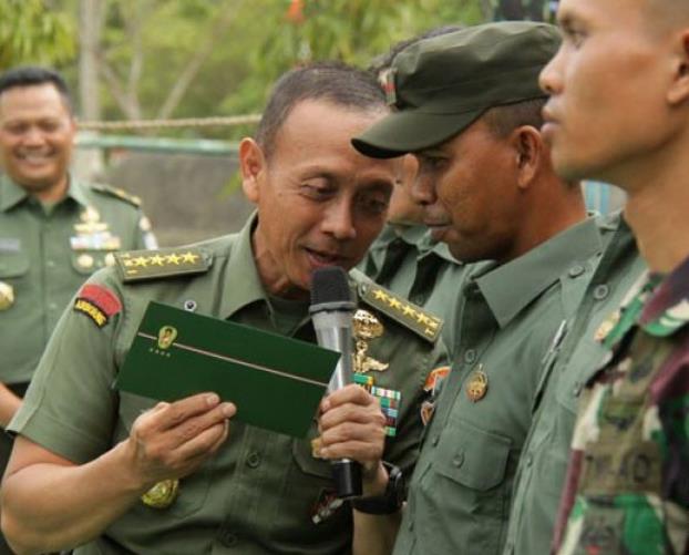 Anggota TNI dengan mic